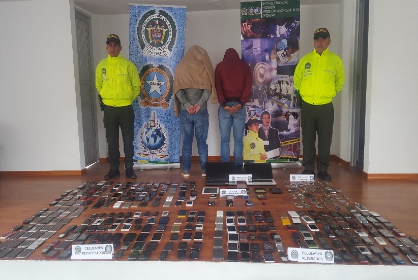 Dos personas capturadas en el operativo  Recuperados más de 300 celulares