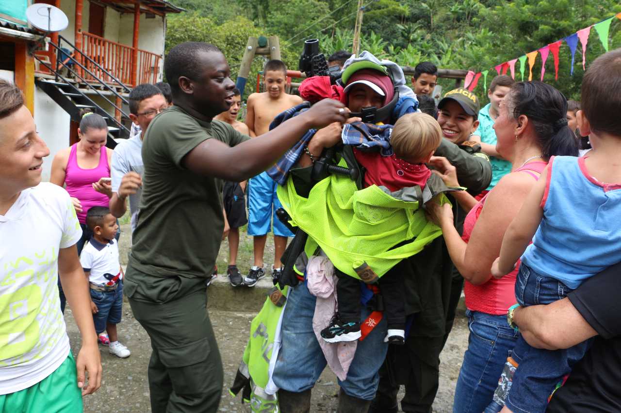 Caravana motivadora de regreso a clases en zonas rurales de Manizales y Villamaria Grupo de prevención de la Policía Nacional motiva en Manizales a niñ@s de veredas a estudiar