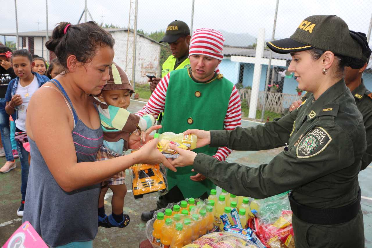 Caravana motivadora de regreso a clases en zonas rurales de Manizales y Villamaria Grupo de prevención de la Policía Nacional motiva en Manizales a niñ@s de veredas a estudiar