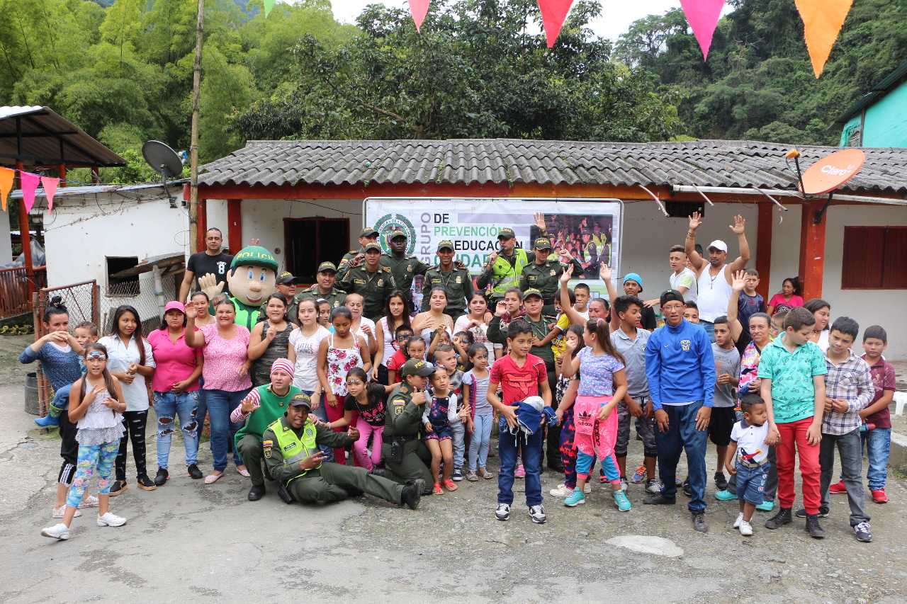 Caravana motivadora de regreso a clases en zonas rurales de Manizales y Villamaria Grupo de prevención de la Policía Nacional motiva en Manizales a niñ@s de veredas a estudiar