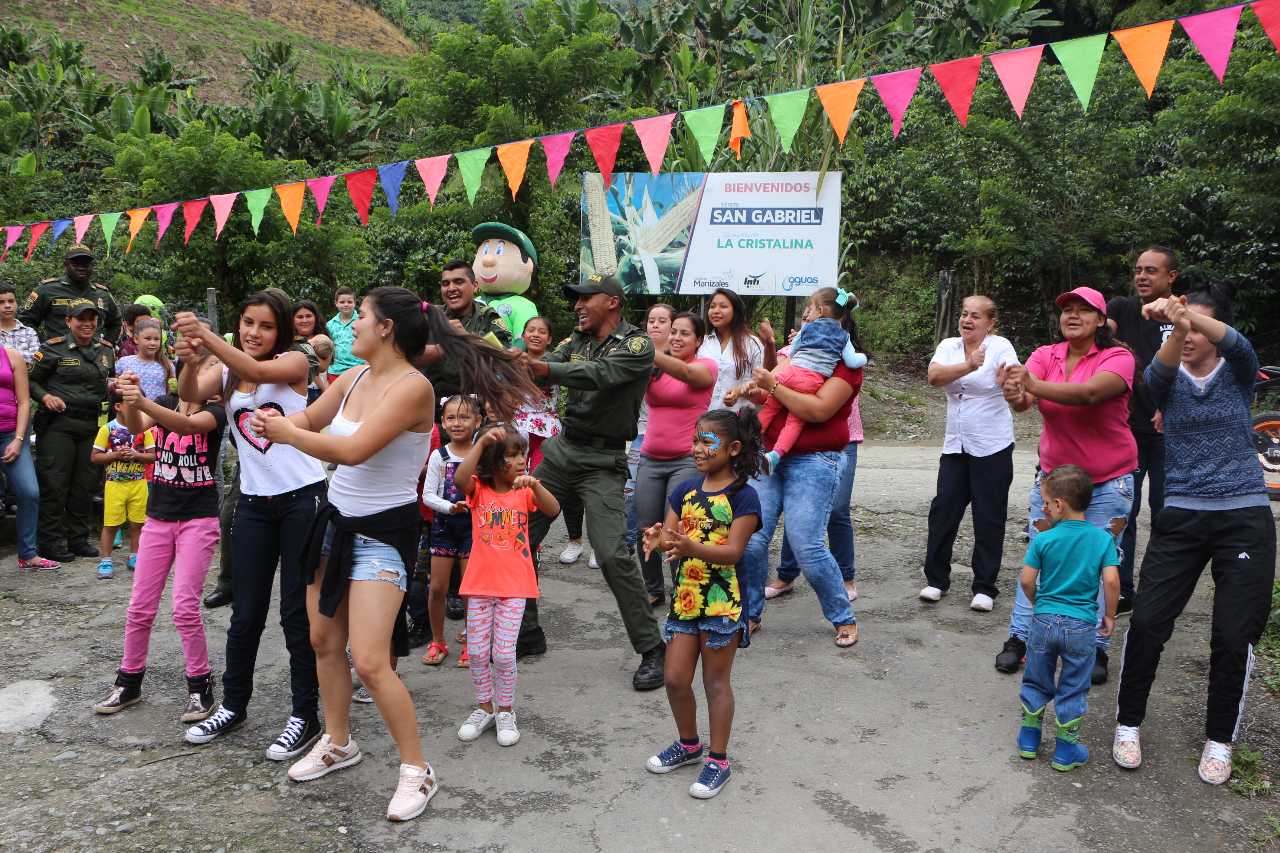 Caravana motivadora de regreso a clases en zonas rurales de Manizales y Villamaria Grupo de prevención de la Policía Nacional motiva en Manizales a niñ@s de veredas a estudiar