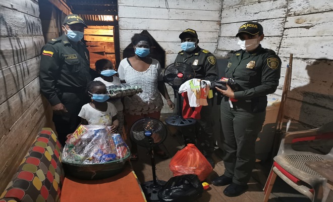 Cargados de regalos, policía llego hasta el barrio porvenir de Quibdó para alegrar la vida de una familia vulnerable. Cargados de regalos, policía llego hasta el barrio porvenir de Quibdó para alegrar la vida de una familia vulnerable.