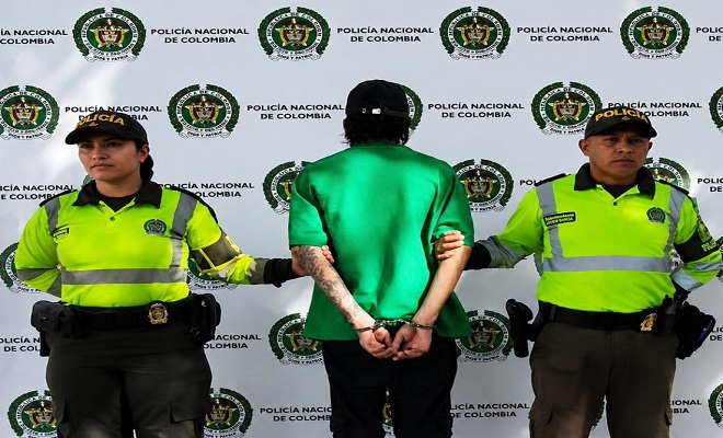 Policías con persona capturada en Backing institucional