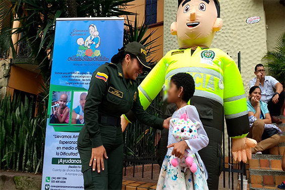 Policías de Prevención y Educación Ciudadana le cumplen sueño a niña de 10 años en Medellín