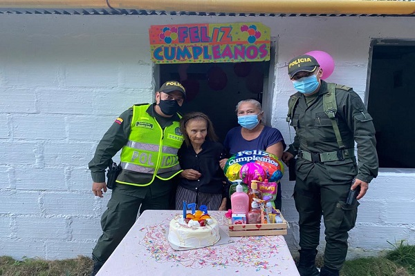 Nuestra Policía, no dejo por alto sus 78 años Festejo de cumpleaños a adulto mayor