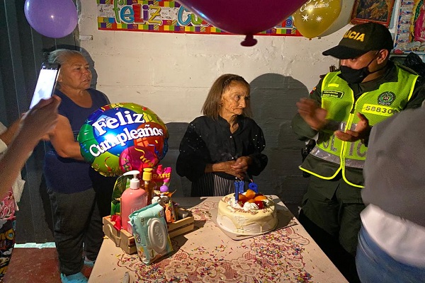Nuestra Policía, no dejo por alto sus 78 años Festejo de cumpleaños a adulto mayor
