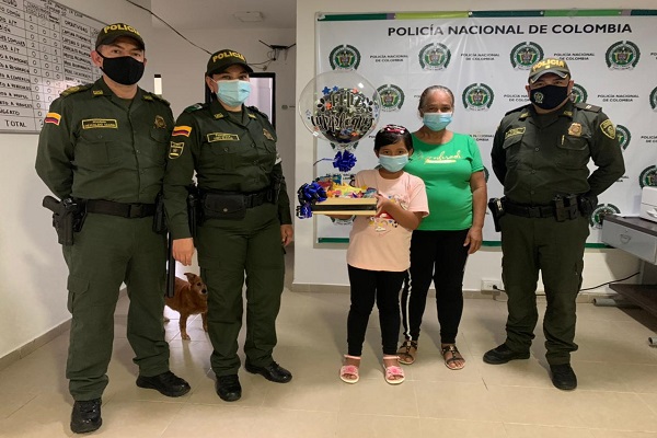 la unión de la comunidad permitió el festejo  Celebración de cumpleaños