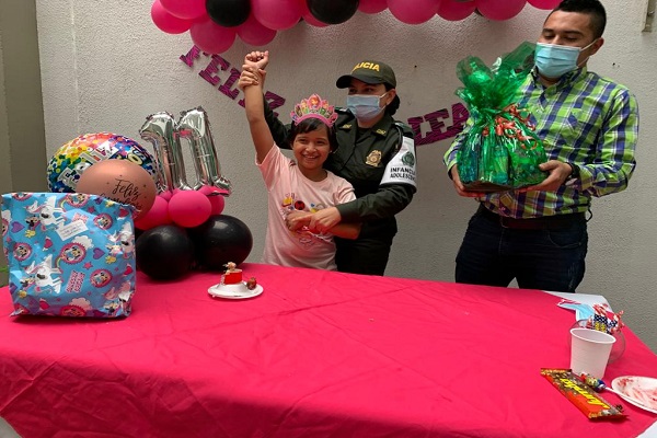 la unión de la comunidad permitió el festejo  Celebración de cumpleaños