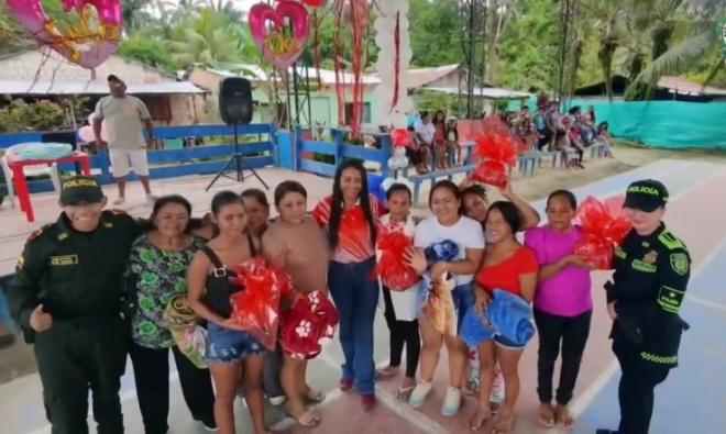 Polic&iacute;as y miembros de la comunidad participan en una actividad recreativa y conmemorativa durante la celebraci&oacute;n del D&iacute;a de la Madre