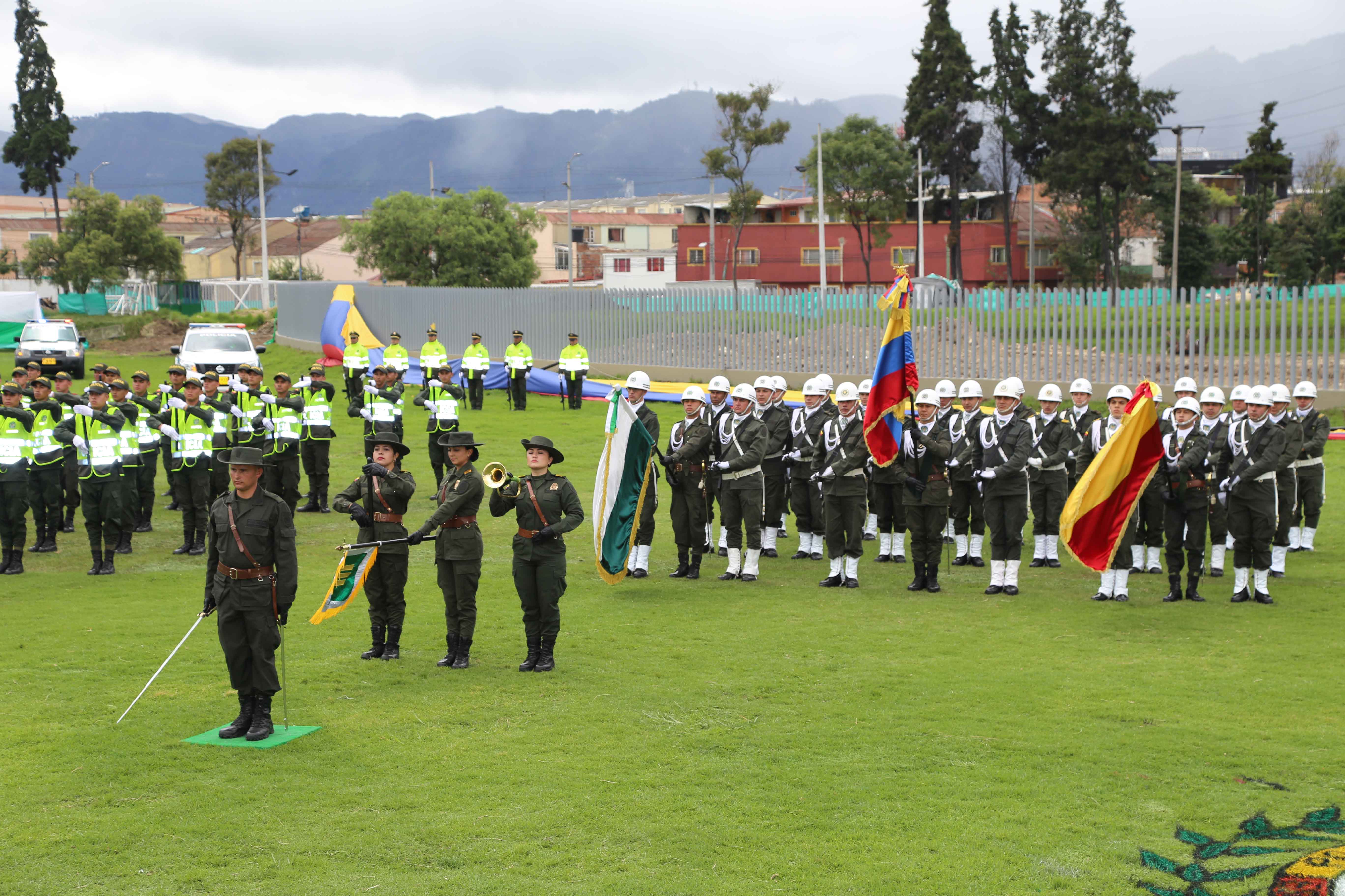 La Escuela de Policía Metropolitana de Bogotá formó a 223 jóvenes que prestarán su servicio militar como Auxiliares de Policía auxpo esmeb 1