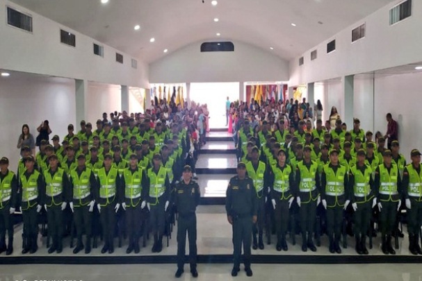 Ceremonia-policial-78-auxiliares-bachilleres-hacen-su-juramento-de-bandera