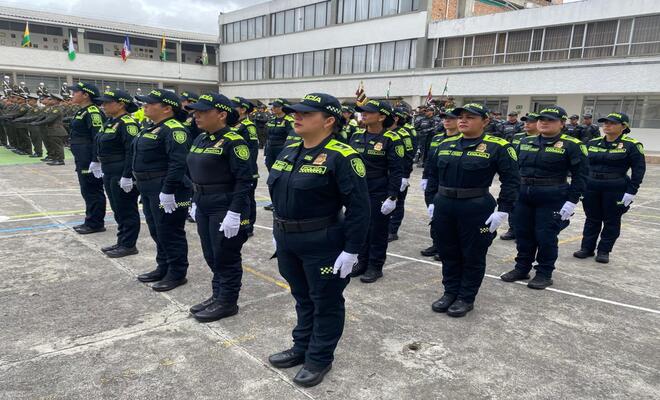 Bloque femenino en uniforme azul 