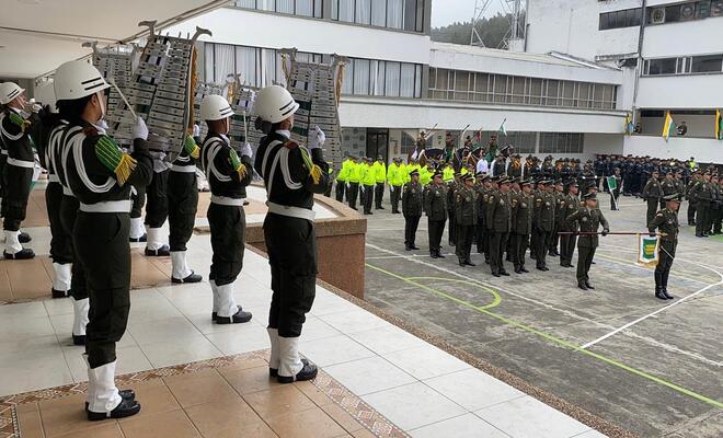 Destacamento y personal de banda sinfonica en ceremonia de ascenso 