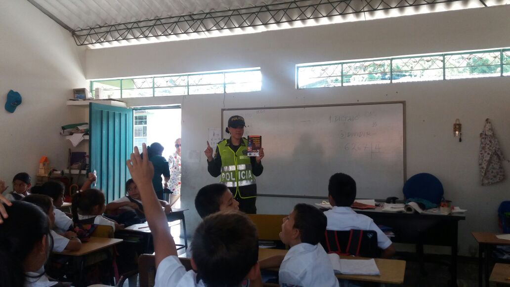 Charlas en los colegios     charlas-colegios-policia