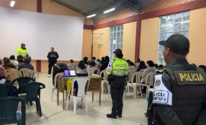 Policía Nacional fomenta la convivencia en la vereda dolores con "cine al barrio" Policía Nacional fomenta la convivencia en la vereda dolores con "cine al barrio"