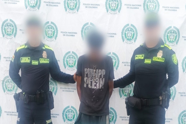 Dos policías con un ciudadano capturado
