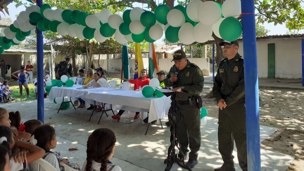 Capacitamos y certificamos a estudiantes y docentes en el programa de prevención de drogas en Remolino clausura-DARE-prevención de drogas-policia magdalena-remolino