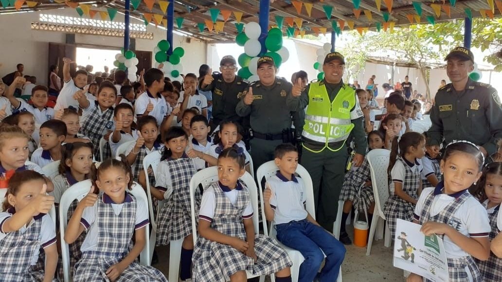 Capacitamos y certificamos a estudiantes y docentes en el programa de prevención de drogas en Remolino clausura-DARE-prevención de drogas-policia magdalena-remolino