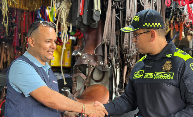 Policía saludando a ciudadano
