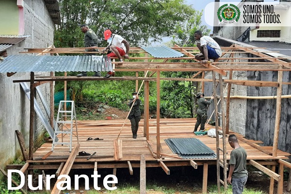 Como regalo de navidad, Policía y comunidad construimos vivienda a una familia vulnerable de Quibdó. Como-regalo-de-navidad,-Policía-y-comunidad-construimos-vivienda-a-una-familia-vulnerable-de-Quibdó.
