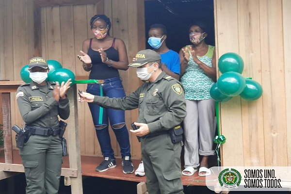Como regalo de navidad, Policía y comunidad construimos vivienda a una familia vulnerable de Quibdó. Como-regalo-de-navidad,-Policía-y-comunidad-construimos-vivienda-a-una-familia-vulnerable-de-Quibdó.