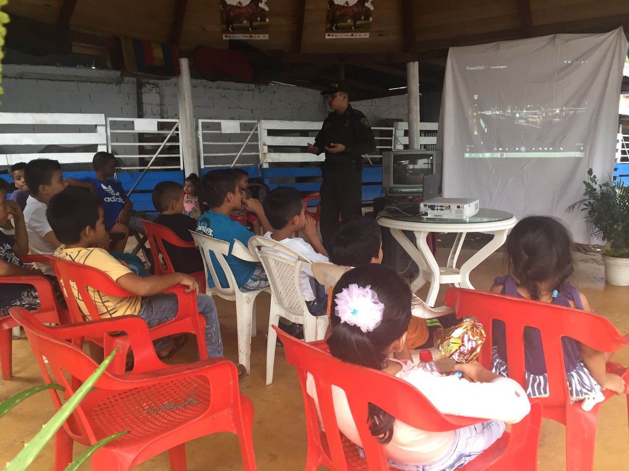 La Policía Nacional con educación le hace frente a la drogadicción. La Policía Nacional con educación le hace frente a la drogadicción.