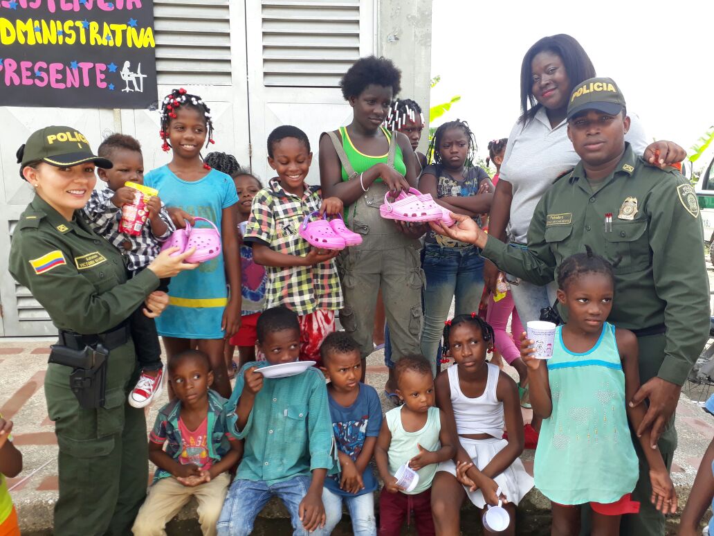 Con juegos y regalos educamos niños en Quibdó. Con-juegos-y-regalos-educamos-niños-en-Quibdó.