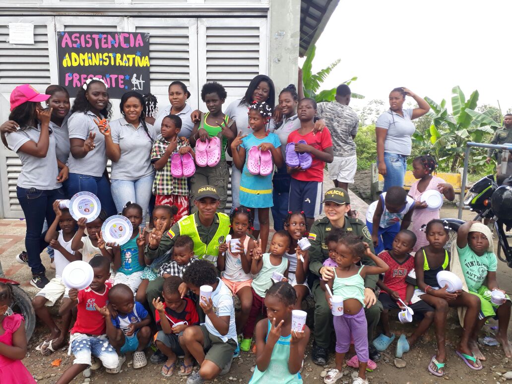 Con juegos y regalos educamos niños en Quibdó. Con-juegos-y-regalos-educamos-niños-en-Quibdó.