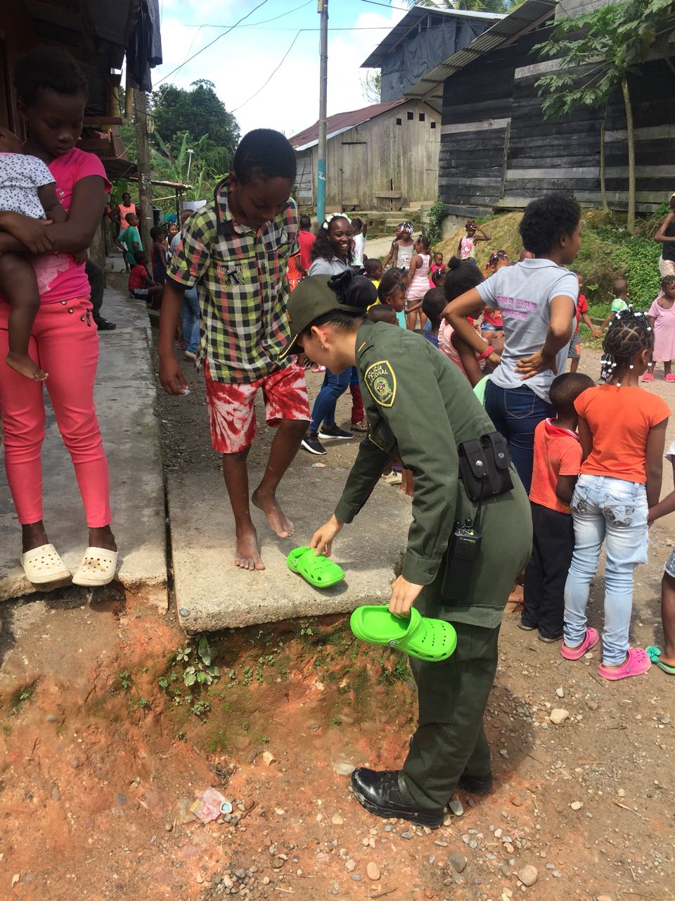 Con juegos y regalos educamos niños en Quibdó. Con-juegos-y-regalos-educamos-niños-en-Quibdó.