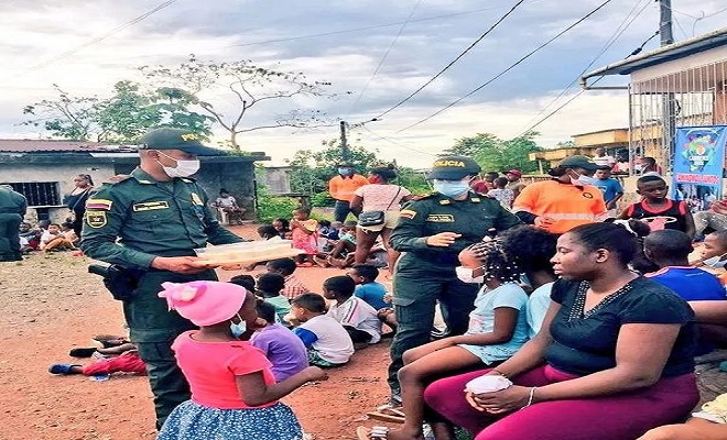 Con la campaña ‘un vaso de avena y pan llenito de esperanza’ llegamos a la niñez vulnerable del municipio de Quibdó Policías y niños