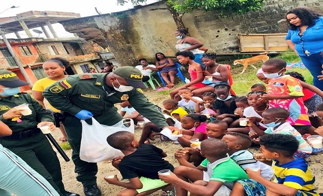 Policías y niños 
