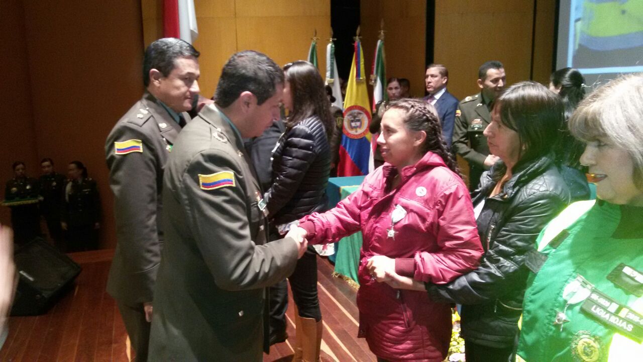 Condecorada guarda de seguridad víctima de ataque indiscriminado por parte de un hombre   Condecoración a Jeimmy Sanabria