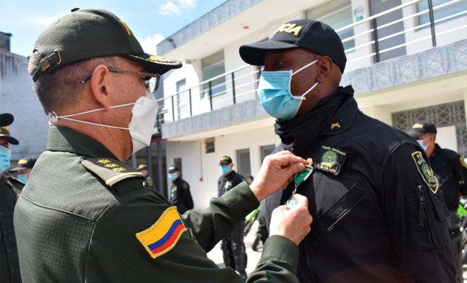 Alineados con la misionalidad institucional exaltamos el Honor de Ser Policía Alineados con la misionalidad institucional exaltamos el Honor de Ser Policía