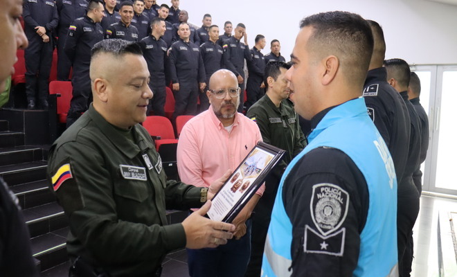 Comandante realiza entrega de reconocimiento a un uniformado durante acto institucional.