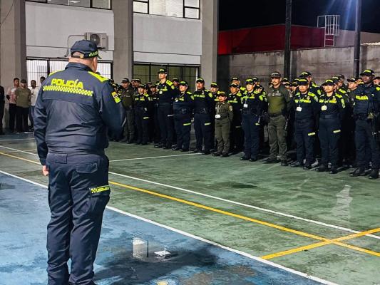 En la imagen se observa al personal uniformado reunido durante la transmisi&oacute;n de consignas y lineamientos operacionales, con el prop&oacute;sito de fortalecer el servicio de polic&iacute;a y la seguridad en el territorio 