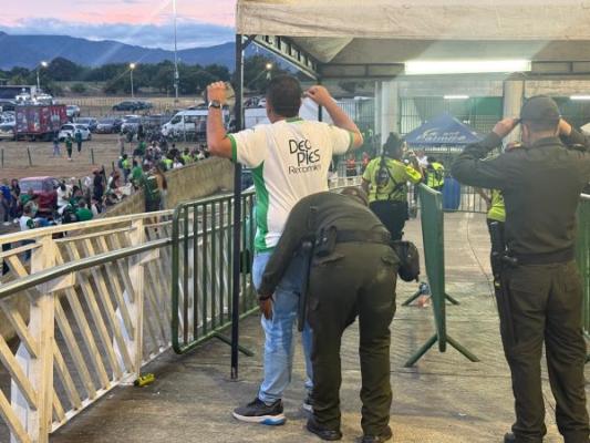 La Policía del Valle del Cauca reforzó la seguridad durante el clásico deportivo entre el Cali y América La Policía del Valle del Cauca reforzó la seguridad durante el clásico deportivo entre el Cali y América