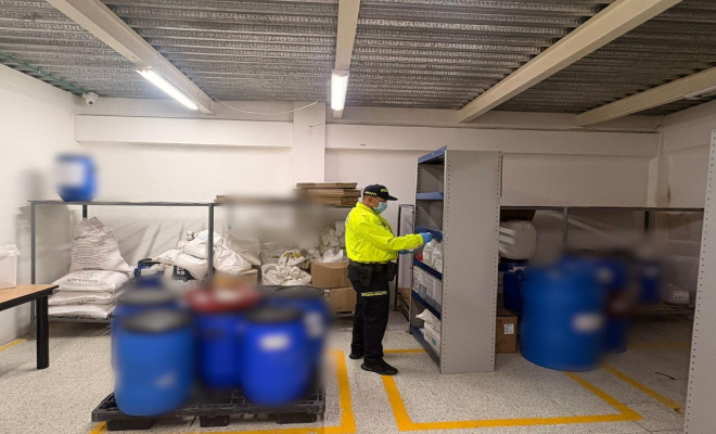 Polic&iacute;a inspecciona la elaboraci&oacute;n de medicamentos