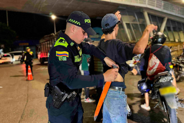 Policía realizando requisa a un hombre