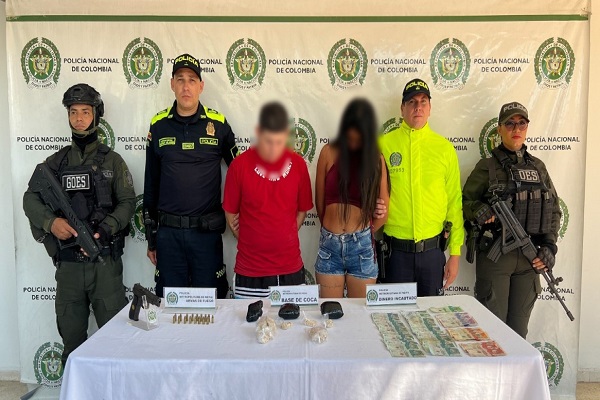 Cuatro Policías del GOES, SIJIN y vigilancia con un hombre y una mujer capturada por el delito tráfico de estupefacientes 