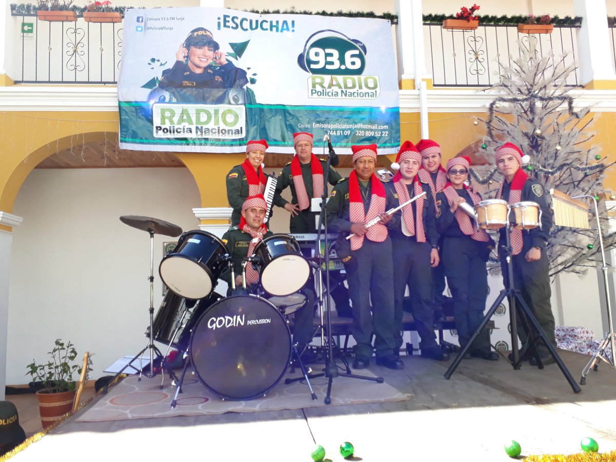 Recorremos los caminos con mensajes de paz y alegría en esta navidad   coro-policia