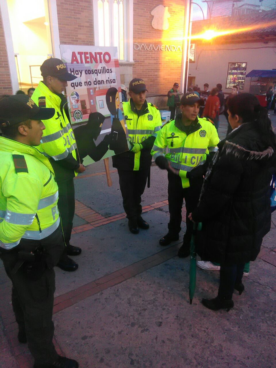 policia-comprometido-con-la-seguridad campaña- cosquillas-que-no-dan-risa