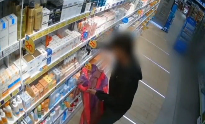 Se visibiliza una persona al parecer quien sustrae productos