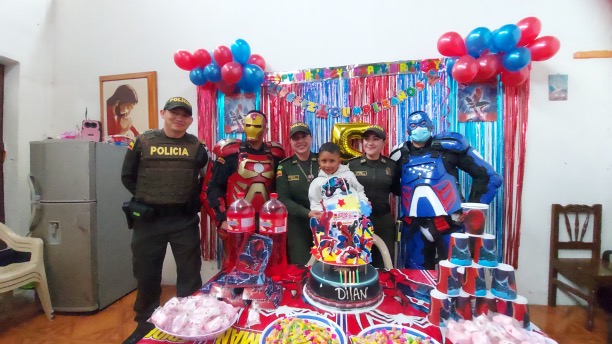 Policía festejo cumpleaños a Dilan Mauricio en plaza de mercado  llevamos alegría en plaza de mercado el Tejar