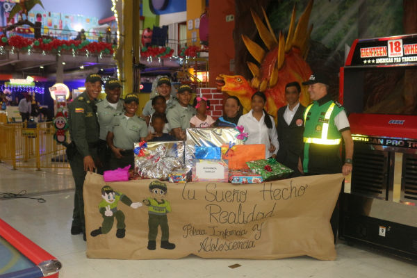 Policía-cumple-el-sueño-de-Carolay-una-niña-con-parálisis-cerebral. Policía-cumple-el-sueño-de-Carolay-una-niña-con-parálisis-cerebral.