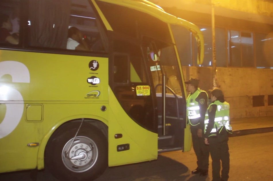 Policías frustran hurto a pasajeros de bus en Cali Valiente patrullera evita que delincuente escape luego de hurtar a pasajeros de bus