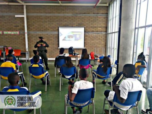 De regreso a clases con mi Policía De-regreso-a-clases-con-mi-Policía