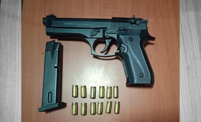 Hombre capturado con arma de fuego con dos proveedores y varios cartuchos para la misma Hombre capturado con arma de fuego con dos proveedores y varios cartuchos para la misma
