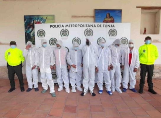 Capturada banda “Los del bosque" Ocho personas capturadas-policías custodiando