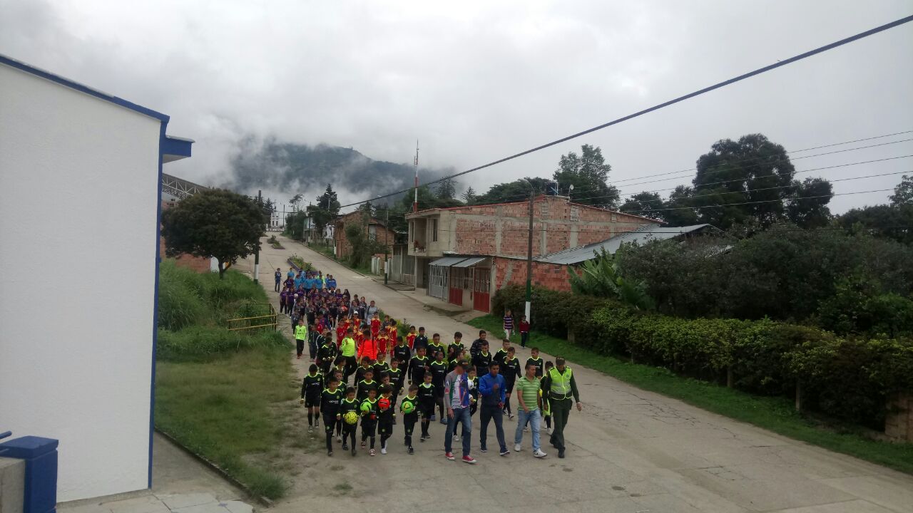 Policía crea escuela de fútbol para la juventud pachavitense Desfile inaugural escuela deportiva Pachavita