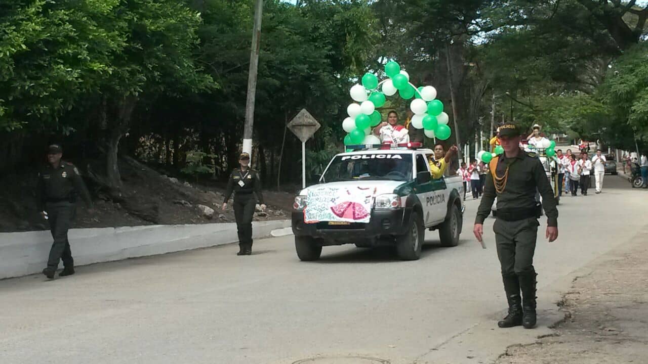Desfile de las candidatas  desfile-de-candidatas-en--Baraya-Policia